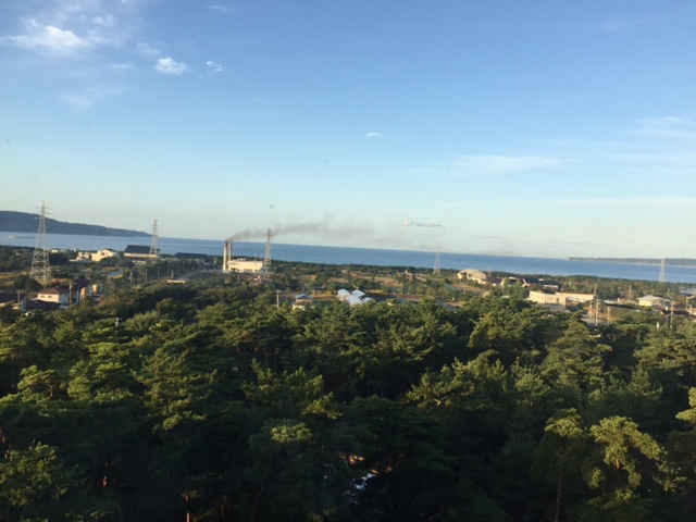 八幡館ホテルの窓から向こうの海は真野湾
